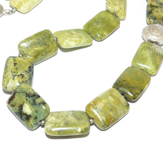 Einzelstück, handgefädelte Edelsteinkette, zitronengelb-grüne flache Kissen im Farbverlauf aus Chita-Jade / Werdit mit dunklen Einschlüssen aus Chromit, Schnecke, Mini-Kügelchen & runder Einhaker-Verschluß aus 925 Silber, Länge 46,5cm, flexibel aufgefädelt auf Stahlseide - Goldschmiede Danilo