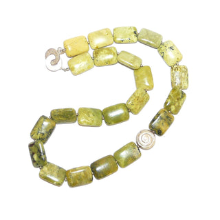 Einzelstück, handgefädelte Edelsteinkette, zitronengelb-grüne flache Kissen im Farbverlauf aus Chita-Jade / Werdit mit dunklen Einschlüssen aus Chromit, Schnecke, Mini-Kügelchen & runder Einhaker-Verschluß aus 925 Silber, Länge 46,5cm, flexibel aufgefädelt auf Stahlseide - Goldschmiede Danilo