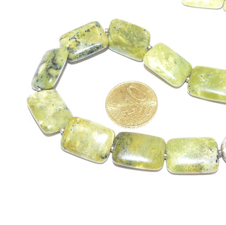Einzelstück, handgefädelte Edelsteinkette, zitronengelb-grüne flache Kissen im Farbverlauf aus Chita-Jade / Werdit mit dunklen Einschlüssen aus Chromit, Schnecke, Mini-Kügelchen & runder Einhaker-Verschluß aus 925 Silber, Länge 46,5cm, flexibel aufgefädelt auf Stahlseide - Goldschmiede Danilo