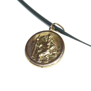 rundes Einzelstück, Christophorus-Anhänger aus 333 Gold, Schutzpatron der Reisenden, göttlicher Führer, Jesuskind auf den Schultern, halbplastische runde Platte, poliert, Rückseite für Gravuren geeignet - Goldschmiede Danilo