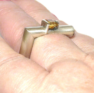 Handarbeit, Einzelstück Unikat-Ring mit quadratischem, facettierten Citrin, 1.24 Karat, cognacfarben / bernsteinfarben aus 925 Silber, ungewöhnliche Form der Ringschiene, Runddraht + Scharnierrohr, sitzt wie Ringweite 53, matt + poliert, angenehmes Tragegefühl - Handgefertigtes Unikat! Nur im Onlineshop von Juwelier & Goldschmiede Danilo!