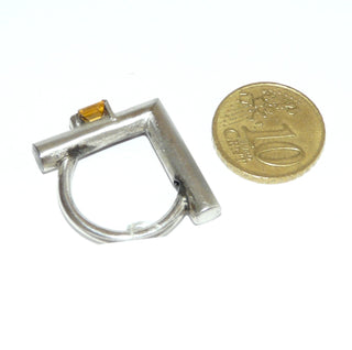 Handarbeit, Einzelstück Unikat-Ring mit quadratischem, facettierten Citrin, 1.24 Karat, cognacfarben / bernsteinfarben aus 925 Silber, ungewöhnliche Form der Ringschiene, Runddraht + Scharnierrohr, sitzt wie Ringweite 53, matt + poliert, angenehmes Tragegefühl - Handgefertigtes Unikat! Nur im Onlineshop von Juwelier & Goldschmiede Danilo!