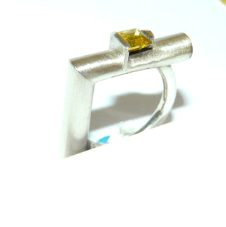 Handarbeit, Einzelstück Unikat-Ring mit quadratischem, facettierten Citrin, 1.24 Karat, cognacfarben / bernsteinfarben aus 925 Silber, ungewöhnliche Form der Ringschiene, Runddraht + Scharnierrohr, sitzt wie Ringweite 53, matt + poliert, angenehmes Tragegefühl - Handgefertigtes Unikat! Nur im Onlineshop von Juwelier & Goldschmiede Danilo!