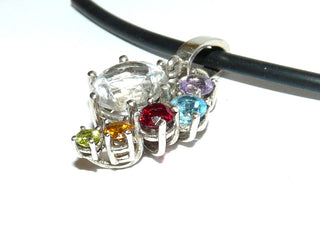 Handarbeit, Einzelstück, multicolor Clip-Anhänger aus 925 Silber mit je einem funkelnden facettierten runden Amethyst, Citrin, Granat, Blautopas, Olivin + Bergkristall. Die Clipöse zum Öffnen ermöglicht das Einhängen nicht nur in Ketten, Kautschuk- oder Lederbänder, sondern auch in Perlen- und Edelsteinketten (Lieferung erfolgt ohne Kette) -	Handgefertigtes Unikat! Nur im Danilo Gold Online Shop!