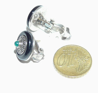 Einzelstücke, Clip-Stecker aus 925 Silber, mit je 1 Grünachat-Cabochon, einem Onyx-Ring + einem Markasiten-Kranz, Repliken gefertigt im "Art-Deco-Stil", besonders guter Sitz am Ohr aufgrund der Clip-Mechaniken, kein Kippen! -	Unikatschmuck nur erhältlich im Onlineshop von Juwelier & Goldschmiede Danilo! 