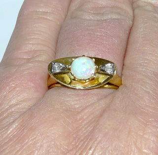 Einzelstück, alte Handarbeit, Vintage-Ring aus 585 Gold mit einem grün schillernden, runden, australischen Jelly-Opal sowie 2 Achtkant-Diamanten, gebogene Schale quer zum Finger, poliert, Ringweite 57, Cocktailring um 1950