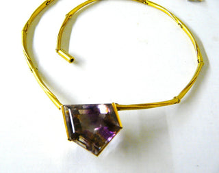 Handgefertigtes Unikat-Collier aus 750 Gelbgold mit einem Amethyst-5-Eck in facettiertem Fantasy-Schliff, Kette besteht aus 14 matten, leicht beweglich miteinander verbundenen Stäben, Kastenschloß, 45cm Länge, Stein ca. 1,9 cm x 1,8 cm - Unikatschmuck nur erhältlich im Onlineshop von Juwelier & Goldschmiede Danilo! 