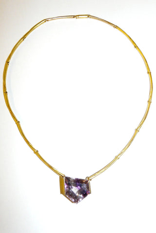 Handgefertigtes Unikat-Collier aus 750 Gelbgold mit einem Amethyst-5-Eck in facettiertem Fantasy-Schliff, Kette besteht aus 14 matten, leicht beweglich miteinander verbundenen Stäben, Kastenschloß, 45cm Länge, Stein ca. 1,9 cm x 1,8 cm - Unikatschmuck nur erhältlich im Onlineshop von Juwelier & Goldschmiede Danilo! 