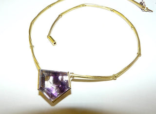 Handgefertigtes Unikat-Collier aus 750 Gelbgold mit einem Amethyst-5-Eck in facettiertem Fantasy-Schliff, Kette besteht aus 14 matten, leicht beweglich miteinander verbundenen Stäben, Kastenschloß, 45cm Länge, Stein ca. 1,9 cm x 1,8 cm - Unikatschmuck nur erhältlich im Onlineshop von Juwelier & Goldschmiede Danilo! 