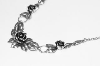 Einzelstück, Collier aus 925 Silber in den Tiefen geschwärzt, florales Muster aus 3 Rosen mit Blattwerk, Mittelteilcollier, Erbskette Länge 42cm -	Unikate und Pretiosen nur erhältlich im Onlineshop der Goldschmiede Danilo!