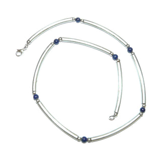 Einzelstück, Collier aus 925 Silber mit 7 Lapislazuli-Kugeln, 8 mattierten Silberröhrchen + 14 polierten Kugeln, 45 cm lang, erinnert ein wenig an einen Halsreifen, liegt jedoch nicht "störrisch" durch die Bewegungen an den Kugeln -	Unikate und Pretiosen nur erhältlich im Onlineshop der Goldschmiede Danilo!
