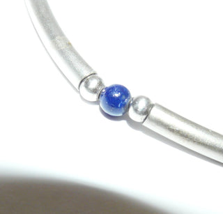 Einzelstück, Collier aus 925 Silber mit 7 Lapislazuli-Kugeln, 8 mattierten Silberröhrchen + 14 polierten Kugeln, 45 cm lang, erinnert ein wenig an einen Halsreifen, liegt jedoch nicht "störrisch" durch die Bewegungen an den Kugeln -	Unikate und Pretiosen nur erhältlich im Onlineshop der Goldschmiede Danilo!
