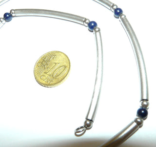 Einzelstück, Collier aus 925 Silber mit 7 Lapislazuli-Kugeln, 8 mattierten Silberröhrchen + 14 polierten Kugeln, 45 cm lang, erinnert ein wenig an einen Halsreifen, liegt jedoch nicht "störrisch" durch die Bewegungen an den Kugeln -	Unikate und Pretiosen nur erhältlich im Onlineshop der Goldschmiede Danilo!
