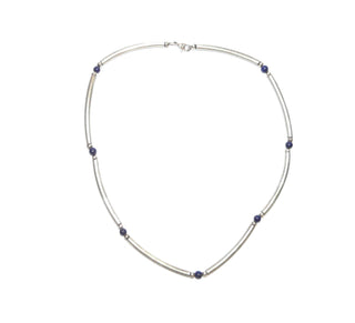 Einzelstück, Collier aus 925 Silber mit 7 Lapislazuli-Kugeln, 8 mattierten Silberröhrchen + 14 polierten Kugeln, 45 cm lang, erinnert ein wenig an einen Halsreifen, liegt jedoch nicht "störrisch" durch die Bewegungen an den Kugeln -	Unikate und Pretiosen nur erhältlich im Onlineshop der Goldschmiede Danilo!
