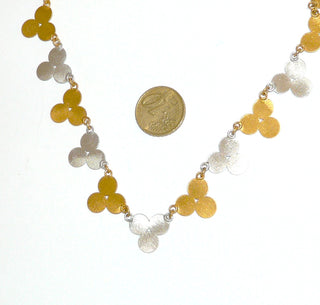 Einzelstück, sehr dekoratives Collier "Pünktchen" aus 925 Silber, Länge 50 cm + 3,5 cm Verlängerung, 26 Drei-Punkt-Elemente fein eismattiert, davon 5 Elemente Silberfarben, Hakenverschluß -	Unikatschmuck nur erhältlich im Onlineshop von Juwelier & Goldschmiede Danilo! 