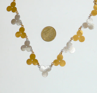 Einzelstück, sehr dekoratives Collier "Pünktchen" aus 925 Silber, Länge 50 cm + 3,5 cm Verlängerung, 26 Drei-Punkt-Elemente fein eismattiert, davon 5 Elemente Silberfarben, Hakenverschluß -	Unikatschmuck nur erhältlich im Onlineshop von Juwelier & Goldschmiede Danilo! 