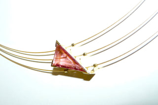 handgefertigtes Unikat-Collier mit 3 dreieckigen facettierten rosa Turmalinen, gefaßt in 750 Gelbgold Zargenfassungen, aufgereiht auf 3-reihigem vergoldeten Edelstahlseil, kunststoffummantelt, Länge 50 cm, größtes Element 3,2 cm x 1,4 cm, dazu passen die Ohrringe Best-Nr. Ohr 0024