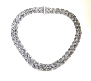 weichfallendes Geflechtcollier, Silber in den Tiefen oxidiert, Schiebeverschluß, (läßt sich mit dem dazu passenden Armband auch zu einer langen Kette umwandeln), Länge 43cm  -	Exklusive Einzelstücke nur erhältlich bei www.danilogold-shop.de