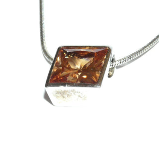 funkelndes Einzelstück, Collierkette mit einem quadratischen cognacfarbenen Anhänger, Schlangenkette aus 925 Silber rhodiniert, Länge 43 cm, facettierter Kristall als dunkelgelbe Citrin-Replik, Karabiner -	Einzelstücke nur erhältlich bei www.danilogold-shop.de