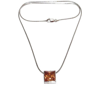 funkelndes Einzelstück, Collierkette mit einem quadratischen cognacfarbenen Anhänger, Schlangenkette aus 925 Silber rhodiniert, Länge 43 cm, facettierter Kristall als dunkelgelbe Citrin-Replik, Karabiner -	Einzelstücke nur erhältlich bei www.danilogold-shop.de