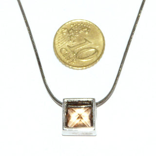 funkelndes Einzelstück, Collierkette mit einem quadratischen cognacfarbenen Anhänger, Schlangenkette aus 925 Silber rhodiniert, Länge 43 cm, facettierter Kristall als dunkelgelbe Citrin-Replik, Karabiner -	Einzelstücke nur erhältlich bei www.danilogold-shop.de