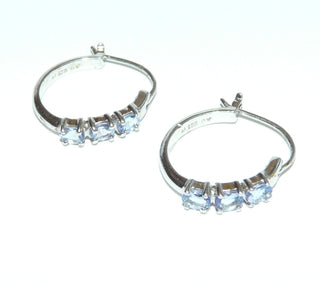 Einzelstücke, Creolen aus 925 Silber mit je 3 ovalen, funkelnd facettierten Tansaniten in 4-Krapper-Chatons -	Unikate und Pretiosen nur erhältlich im Onlineshop der Goldschmiede Danilo