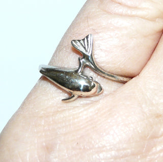 zierliches Einzelstück, Delphinring, ein schön ausgearbeiteter, halbplastischer Delphin, der sich um den Finger wickelt, poliert aus 925 Silber, Ringweite 56 - Goldschmiede Danilo 