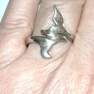 Einzelstück, Delphinring, zwei plastisch ausgearbeitete Walflossen / Dephinflossen, die sich um den Finger wickeln, auch als Herrenring, poliert, aus massiv 925 Silber, Ringweite 64 - Goldschmiede Danilo