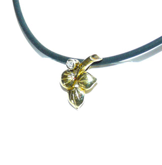 zartes Einzelstück, Diamant-Anhänger aus 585 Gold, ein plastisch ausgearbeiteter Zweig mit Blättern mit einem Achtkant-Diamant von 0,01 Karat in einer Zarge gefaßt. Dazu paßt Ring -	Nur erhältlich im Onlineshop von Juwelier & Goldschmiede Danilo!