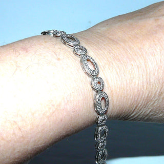 Einzelstück, Glieder-Armband "Diamant", Armreif, mit Stiftbewegung, Kreise + Ovale, raffiniert gearbeitet, es funkelt wie 100 Edelsteine ohne einen einzigen Stein, massiv 925 Silber, 19 cm lang, Kastenschloß, 2 Sicherheitsachten -	Nur erhältlich im Onlineshop von Juwelier & Goldschmiede Danilo!