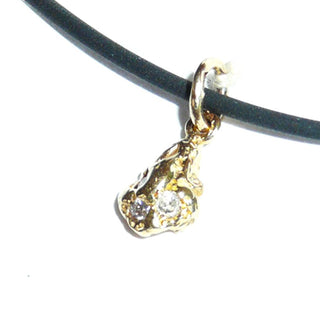 handgefertigtes Einzelstück, Unikat Nugget-Anhänger aus 585 Gold, Mini-Nugget, Handarbeit mit 3 Achtkant-Diamanten von zusammen 0,025 Karat, direkt eingelassen gefaßt - Goldschmiede Danilo