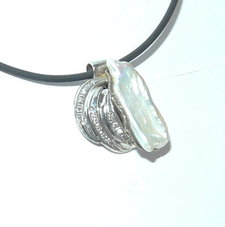 handgefertigtes Einzelstück, Diamant-Anhänger mit flacher, länglicher, weißer Süßwasser-Perle in 333 Weißgold, 15 funkelnd facettierte Achtkant-Diamant von zusammen 0,07 Karat in 3 Bögen im Verschnitt gefaßt, schimmernde Stick- oder Vogelschwingen-Perle, Röhrchenöse zum Durchfädeln -	Handgefertigtes Unikat! Nur im Onlineshop von Juwelier & Goldschmiede Danilo!