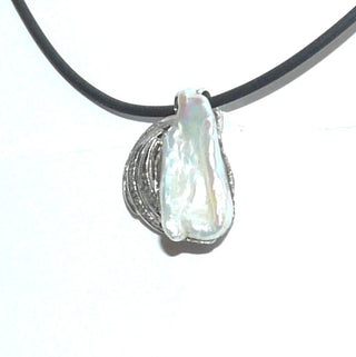 handgefertigtes Einzelstück, Diamant-Anhänger mit flacher, länglicher, weißer Süßwasser-Perle in 333 Weißgold, 15 funkelnd facettierte Achtkant-Diamant von zusammen 0,07 Karat in 3 Bögen im Verschnitt gefaßt, schimmernde Stick- oder Vogelschwingen-Perle, Röhrchenöse zum Durchfädeln -	Handgefertigtes Unikat! Nur im Onlineshop von Juwelier & Goldschmiede Danilo!