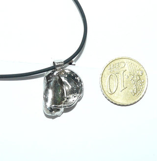 handgefertigtes Einzelstück, Diamant-Anhänger mit flacher, länglicher, weißer Süßwasser-Perle in 333 Weißgold, 15 funkelnd facettierte Achtkant-Diamant von zusammen 0,07 Karat in 3 Bögen im Verschnitt gefaßt, schimmernde Stick- oder Vogelschwingen-Perle, Röhrchenöse zum Durchfädeln -	Handgefertigtes Unikat! Nur im Onlineshop von Juwelier & Goldschmiede Danilo!