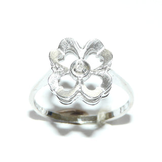 Einzelstück, Diamantring, Antragsring, Verlobungsring "Kleeblatt" aus 585 Weißgold mit einem Diamant 0,01 Karat in der Mitte, 4 herzförmige Durchbrüche in den sattinierten Blättchen, Ringweite 53, poliert + matt -	Nur erhältlich im Onlineshop von Juwelier & Goldschmiede Danilo!