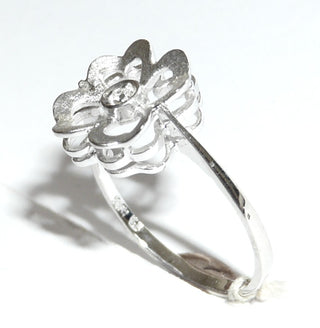 Einzelstück, Diamantring, Antragsring, Verlobungsring "Kleeblatt" aus 585 Weißgold mit einem Diamant 0,01 Karat in der Mitte, 4 herzförmige Durchbrüche in den sattinierten Blättchen, Ringweite 53, poliert + matt -	Nur erhältlich im Onlineshop von Juwelier & Goldschmiede Danilo!