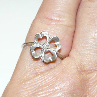 Einzelstück, Diamantring, Antragsring, Verlobungsring "Kleeblatt" aus 585 Weißgold mit einem Diamant 0,01 Karat in der Mitte, 4 herzförmige Durchbrüche in den sattinierten Blättchen, Ringweite 53, poliert + matt -	Nur erhältlich im Onlineshop von Juwelier & Goldschmiede Danilo!