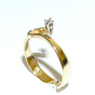 stabiles Einzelstück, massiver Solitär-Diamantring, Antragsring, Verlobungsring aus 585 Gelbgold, Zick-Zack-Blitz der Ringschiene mit einem funkelnden Altschliff-Diamant von 0,07 Karat, sicher eingefaßt in einem erhabenen 4-Krapper-Chaton aus Weißgold, Ringweite 55, poliert - Unikate und Pretiosen nur erhältlich im Onlineshop der Goldschmiede Danilo!