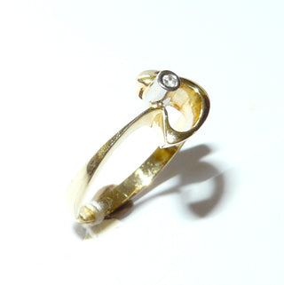zierliches Einzelstück, Solitär-Diamantring, geschwungener Antragsring, stabiler Verlobungsring aus 585 Gelbgold mit einem funkelnden Diamant von 0,01 Karat, umschlungen von einer asymmetrischen Schlaufe, sicher eingefaßt in einer Zargenfassung, Ringweite 58, poliert - Handarbeiten online bestellen bei Juwelier & Goldschmiede Danilo!