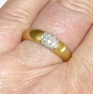 Einzelstück, Diamantring, Antragsring, Vorsteckring, Verlobungsring aus 585 Gold mit 12 Diamanten von zusammen 0,12 Karat, im Pavé eingefaßt + rhodiniert, halbrunder Querschnitt, Ringweite 59, seidenmatt, Seitenflächen poliert - Goldschmiede Danilo