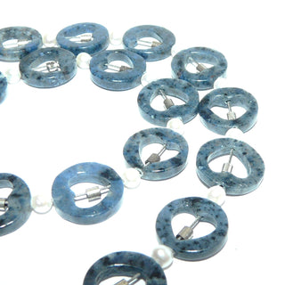 blaues Einzelstück, Edelsteinkette, graublaue Dumortiritkette aus flachen Kreisen mit ausgesägten Herzen, Durchmesser ca. 12mm mit je einem kleinen Silberröhrchen darin & Mini-Süßwasserperlen 3,2 mm, Verschluß 925 Silber-Federring, Länge 48cm, auf Stahlseide aufgefädelt - Goldschmiede Danilo
