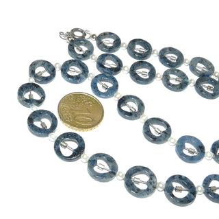 blaues Einzelstück, Edelsteinkette, graublaue Dumortiritkette aus flachen Kreisen mit ausgesägten Herzen, Durchmesser ca. 12mm mit je einem kleinen Silberröhrchen darin & Mini-Süßwasserperlen 3,2 mm, Verschluß 925 Silber-Federring, Länge 48cm, auf Stahlseide aufgefädelt - Goldschmiede Danilo