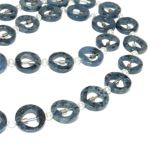 blaues Einzelstück, Edelsteinkette, graublaue Dumortiritkette aus flachen Kreisen mit ausgesägten Herzen, Durchmesser ca. 12mm mit je einem kleinen Silberröhrchen darin & Mini-Süßwasserperlen 3,2 mm, Verschluß 925 Silber-Federring, Länge 48cm, auf Stahlseide aufgefädelt - Goldschmiede Danilo