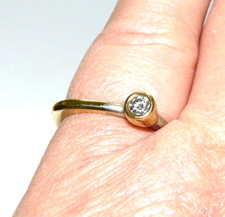 Antragsring, Verlobungsring, Solitär, Brillantring aus 585 Gold in weiß und gelb, mit einem funkelnden Brillant 0,15 Karat TWif, Weißgold seidenmatt + Gelbgold poliert, Ringschiene in rechteckiger Außenform und abgerundeten Ecken, Ringweite 51,5-	Handgefertigter Schmuck nur erhältlich bei www.danilogold-shop.de 