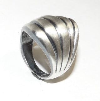 Einzelstück, Unikat-Ring aus 925 Silber, matt, Rillen in den Tiefen geschwärtz / oxidiert, seidenmatte Oberfläche, ca. Ringweite 51- Einzelstücke nur erhältlich bei www.danilogold-shop.de