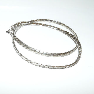 Einzelstück, flaches Silbercollier, flexibler Halsreifen, eng gewalztes Panzermuster, ovaler Querschnitt, Halskette aus massiv 925 Silber, Länge 42,5 cm, 3,8 mm breit, Federring, Solo oder mit Anhänger tragbar - Goldschmiede Danilo