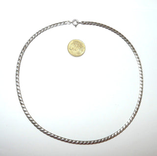 Einzelstück, flaches Silbercollier, flexibler Halsreifen, eng gewalztes Panzermuster, ovaler Querschnitt, Halskette aus massiv 925 Silber, Länge 42,5 cm, 3,8 mm breit, Federring, Solo oder mit Anhänger tragbar - Goldschmiede Danilo