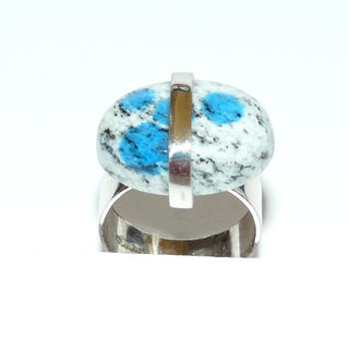 Handgefertigtes Einzelstück, ovaler, gefleckter K2-Silberring in schöner azurblauer Marmorierung / Granit mit Azurit, 925 Silber, der Stein wird mit einem Silberband gehalten, Ringweite 57,5  - Goldschmiede-Danilo
