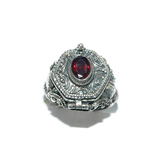 Einzelstück, Giftring, Granat-Ring aus 925 Silber mit einem ovalen, funkelnd facettierten Granat in schöner Farbe + verspielter Umrandung, in den Tiefen geschwärzt, Giftfach mit einem Deckel zum Öffnen und einer Sicherung gegen ungewolltes Öffnen, Ringweite 56, paßt Brosch-Anhänger BR 0016, Ohr 0116, HS 0013 -	Unikatschmuck nur erhältlich im Onlineshop von Juwelier & Goldschmiede Danilo! 