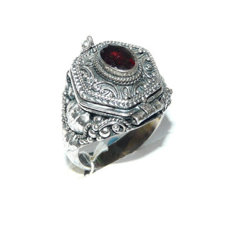 Einzelstück, Giftring, Granat-Ring aus 925 Silber mit einem ovalen, funkelnd facettierten Granat in schöner Farbe + verspielter Umrandung, in den Tiefen geschwärzt, Giftfach mit einem Deckel zum Öffnen und einer Sicherung gegen ungewolltes Öffnen, Ringweite 56, paßt Brosch-Anhänger BR 0016, Ohr 0116, HS 0013 -	Unikatschmuck nur erhältlich im Onlineshop von Juwelier & Goldschmiede Danilo! 